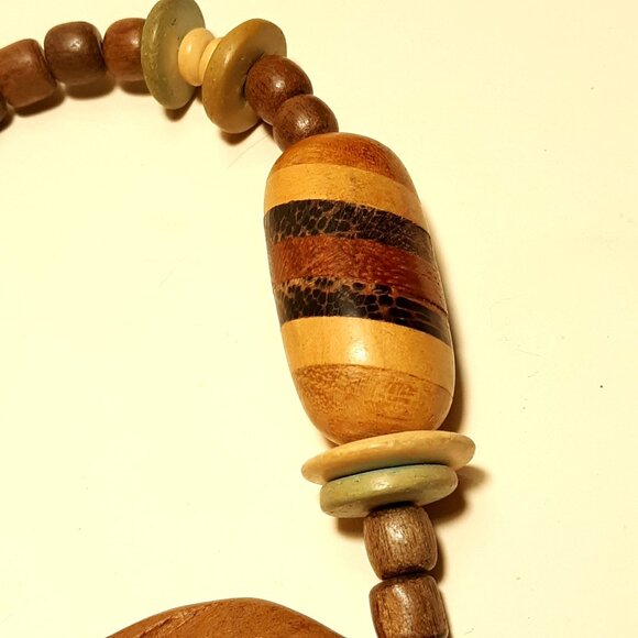 Safari Tribal Carved Lion Giraffe Elephant MOP Shell Wood Bead Necklace - Picture 6 of 7